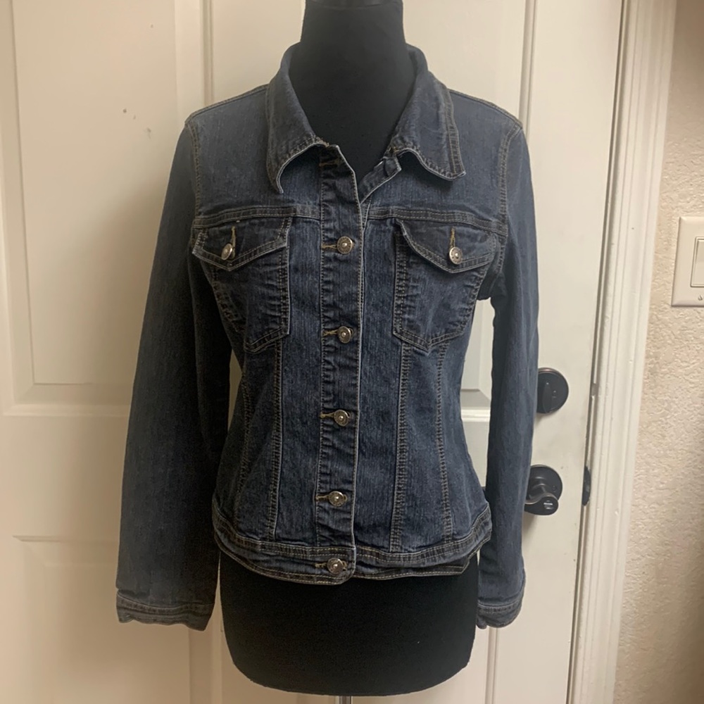 JeanBay Large Petite Jean jacket with design on back, Pit to Pit 19”, L…